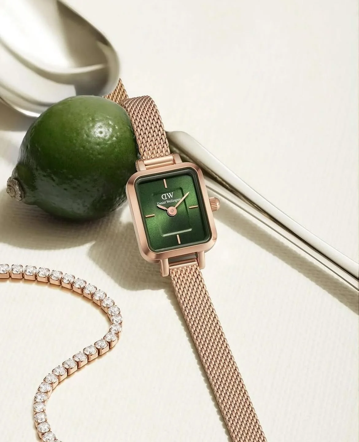 Daniel Wellington Quadro Mini er en lekker og liten klokke som måler kun 15x18mm. Den legger seg som et nydelig armbånd rundt håndleddet! Finnes i flere ulike farger. Nå med 20% rabatt! 🤩
Før 1799,- NÅ KUN 1439,-