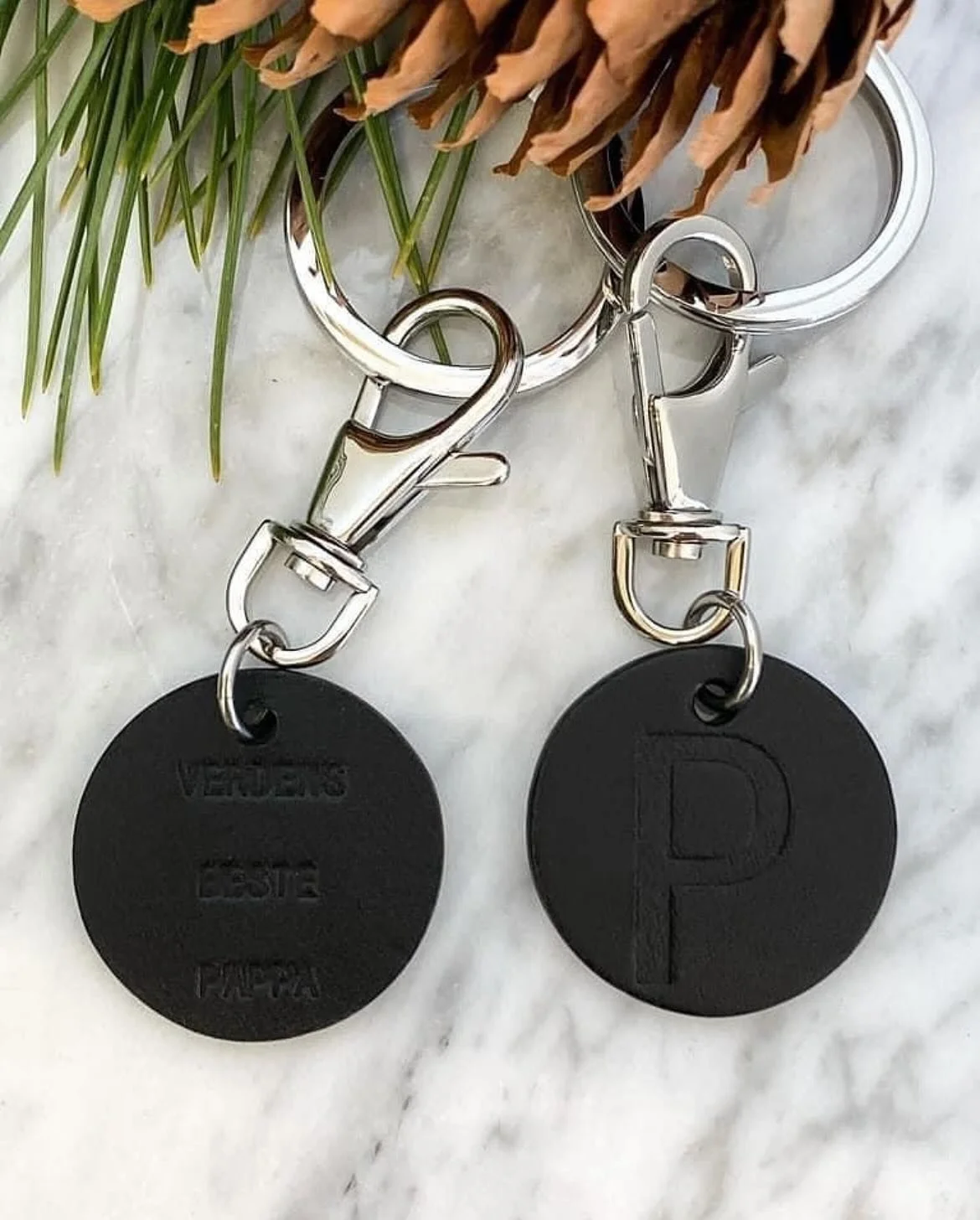 HUSK FARSDAG på søndag 9. nov!
Nøkkelring i skinn med teksten «verdens beste pappa» på den ene siden og en «P» på andre siden.
Før 299,- NÅ kun 179,-