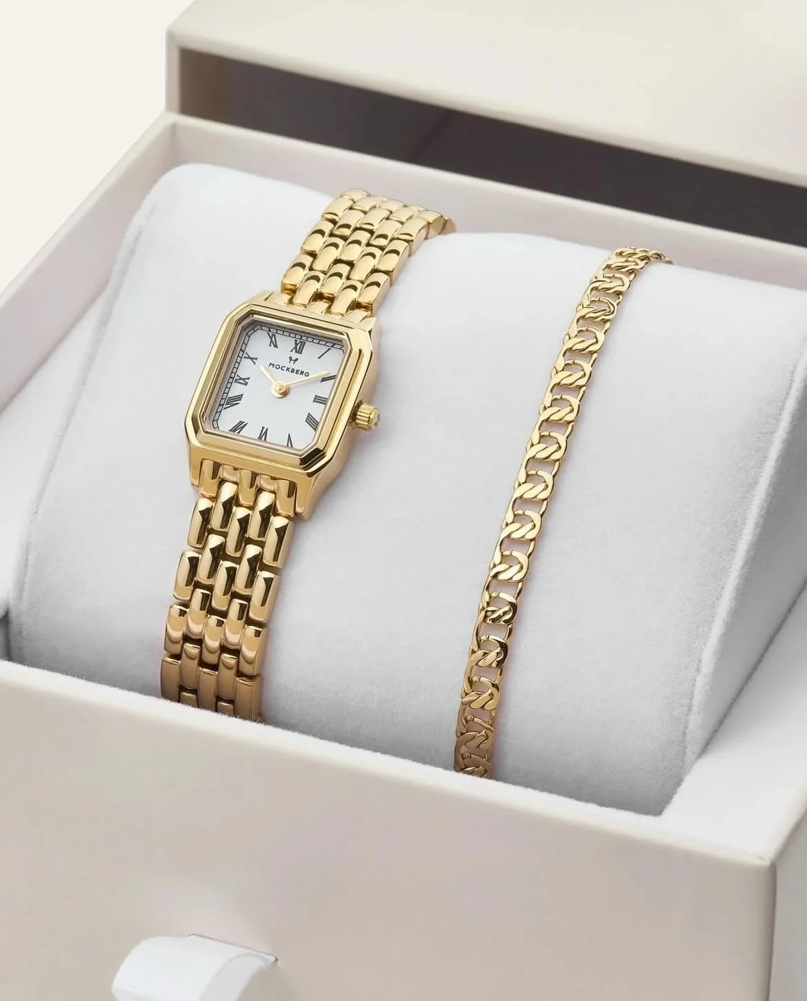 Vakker gaveeske fra Mockberg med klokke og et elegant armb&aring;nd. Kombinasjonen skaper en tidl&oslash;s klassisk look som passer like godt til hverdags som til fest. Klokken og armb&aring;ndet leveres i en vakker eske &ndash; den ultimate julegave
