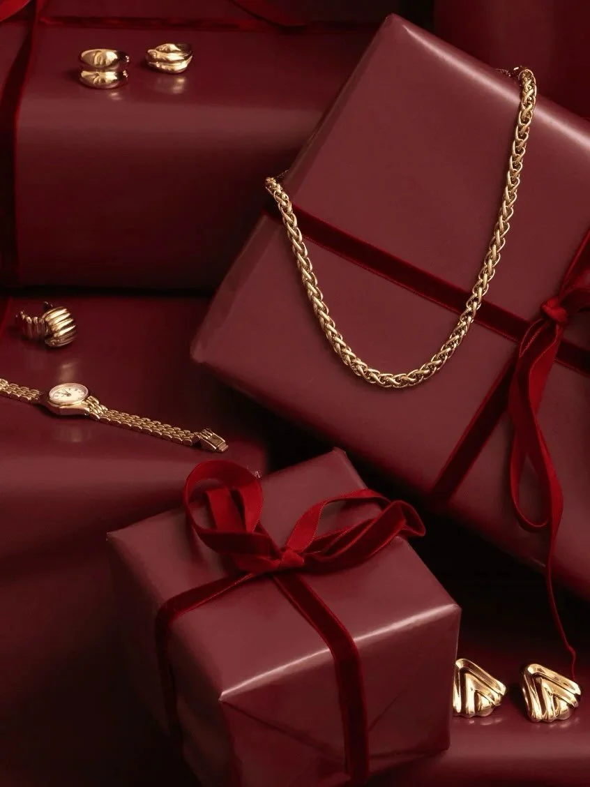 N&aring; har vi f&aring;tt p&aring;fyll av Mockberg 😍 Mange fine smykker og klokker. Flotte julegaver! 🎁

Elegante klokker som kombinerer vintage med moderne design. Smykkene er laget i st&aring;l og er gullbelagt med 18 karat PVD-belegg, et sterkt