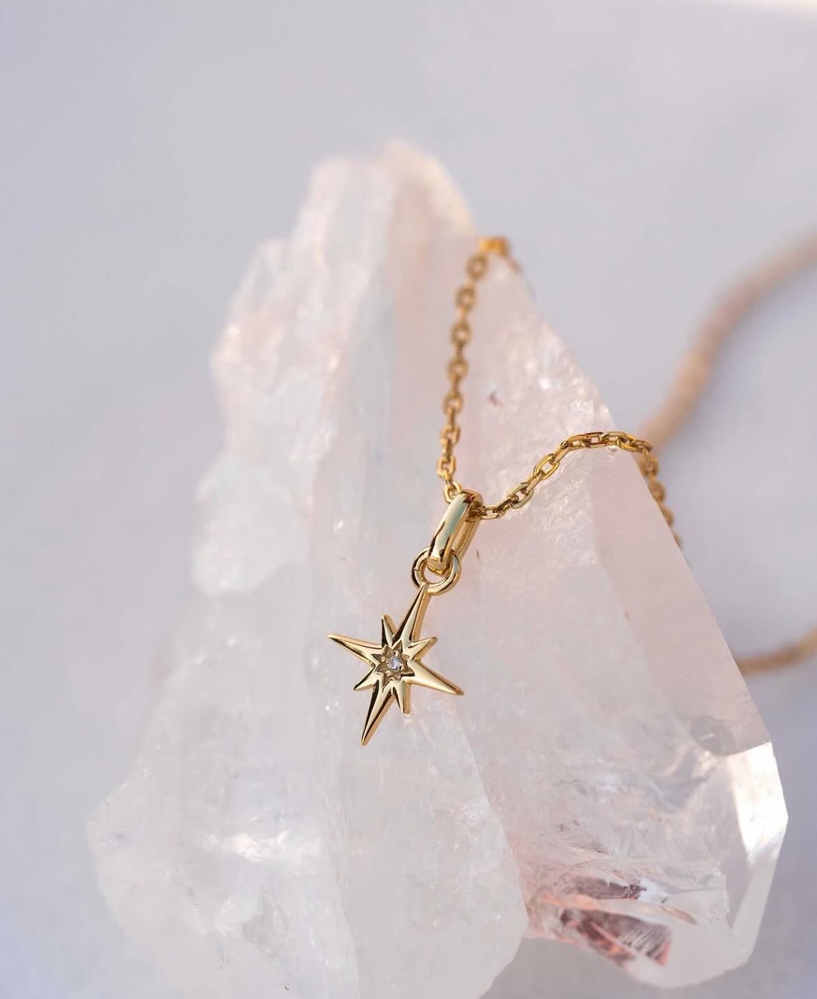 JULEGAVETIPS 🎁
Guiding star - Nydelig smykke og &oslash;repynt i forgylt s&oslash;lv fra serien Serenity ✨ Smykke 699,- / &Oslash;repynt 699,-

foto: @panjewelry 
&mdash;&mdash;
#panjewelry #serenity #guidingstar #gavetips #konfirmasjonsgave #domb&a