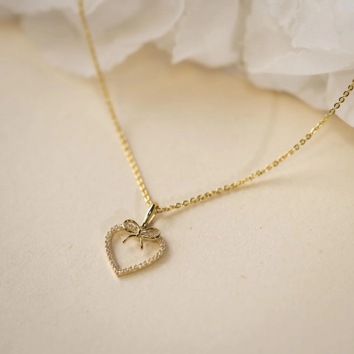 JULEGAVETIPS 🎁
Nydelig hjerte i gull med sl&oslash;yfe og zirkonia. Ordin&aelig;r pris 2849,- men n&aring; til en fin kampanjepris 1899,-. Vi har kun 1 stk, s&aring; her er det f&oslash;rstemann til m&oslash;lla 🤩

foto: @panjewelry 
&mdash;&mdash;