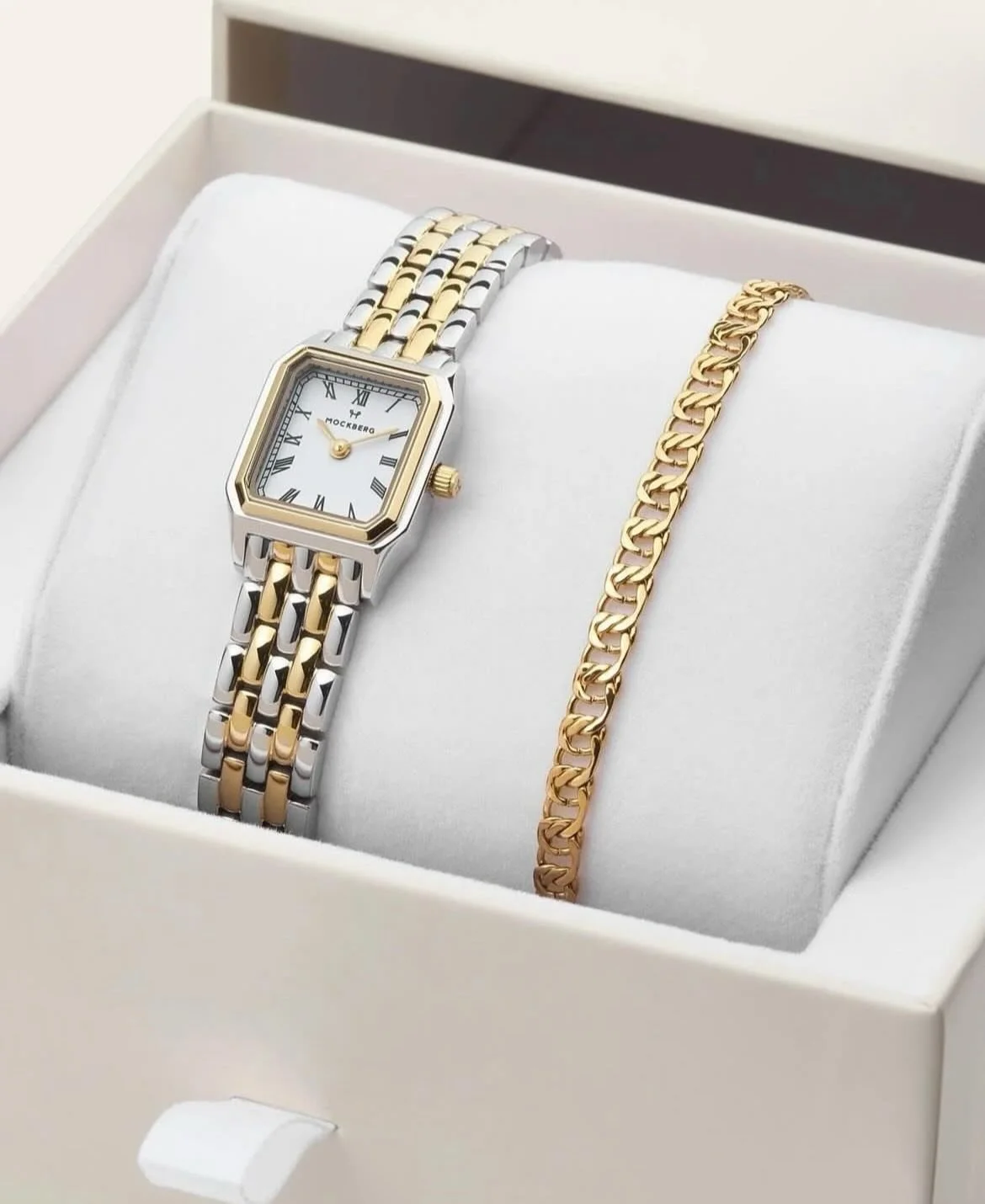 JULEGAVETIPS 🎁
Vakker gaveeske fra Mockberg med klokke og et elegant armb&aring;nd. Kombinasjonen skaper en tidl&oslash;s klassisk look som passer like godt til hverdags som til fest. Klokken og armb&aring;ndet leveres i en vakker eske &ndash; den u