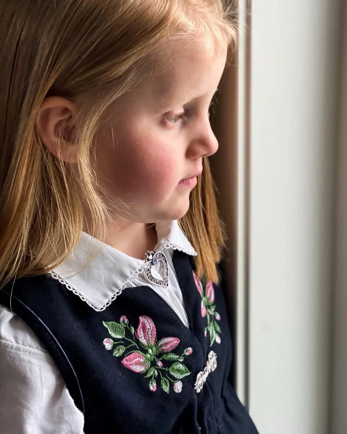 Pris&oslash;kning p&aring; bunadss&oslash;lv!
Fra 12. januar vil prisene p&aring; bunadss&oslash;lv &oslash;ke med 12%. &Oslash;nsker du &aring; kj&oslash;pe noe til gammel pris er du velkommen innom f&oslash;r 12. januar, s&aring; hjelper vi deg! 

