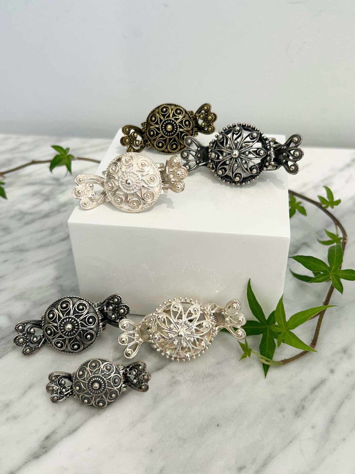 N&aring; har desverre prisene p&aring; bunadss&oslash;lv g&aring;tt opp, men vi har valgt &aring; selge alt av h&aring;rpynt og veskel&aring;ser til gammel pris s&aring; lenge lageret rekker 😊 Begrenset antall per vare