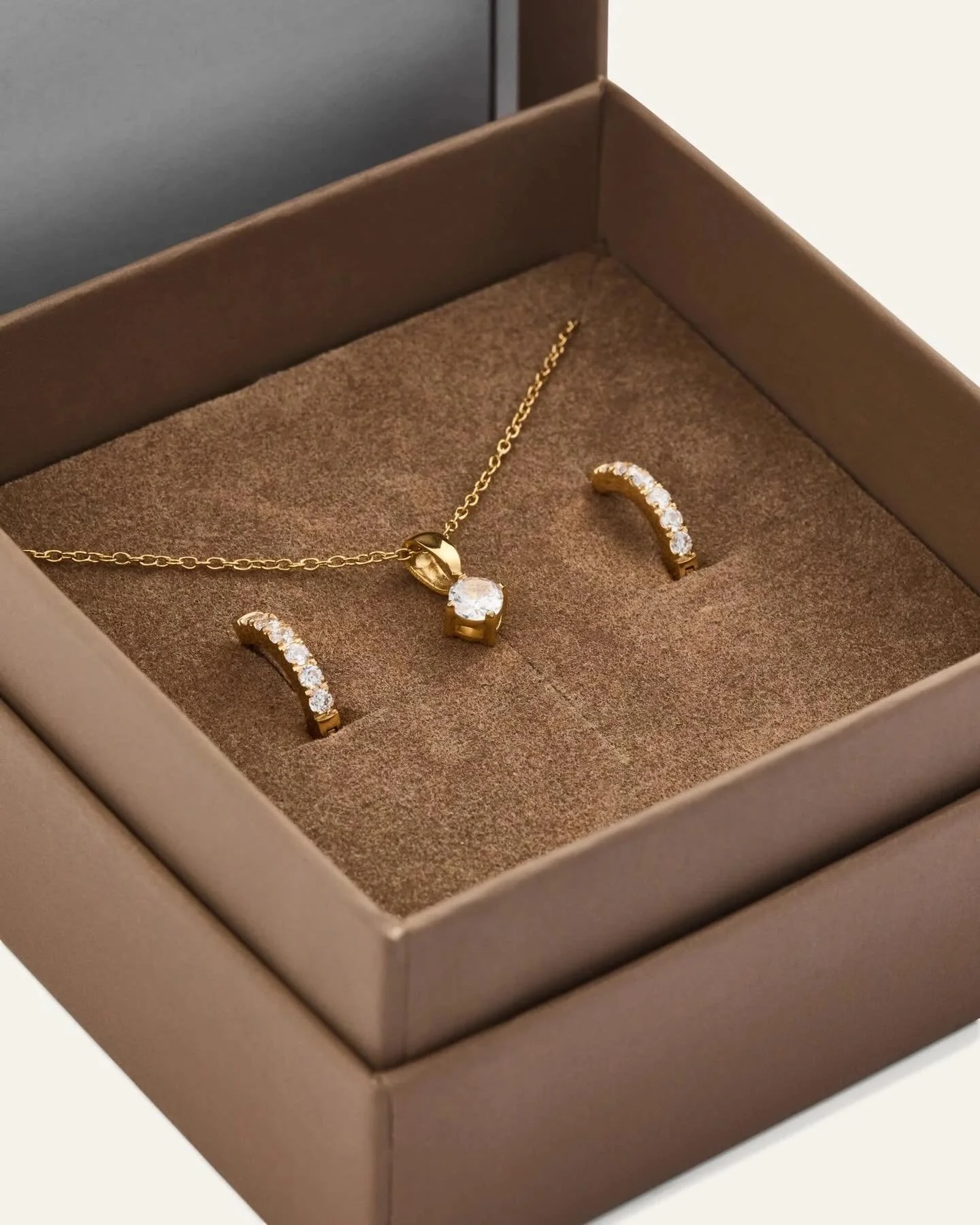 HUSK MORSDAG 8. FEB ❤️
Disse smykkesettene fra Mockberg er en flott gave til Mor! Designet for &aring; skape et tidl&oslash;st og klassisk uttrykk.

Laget i rustfritt st&aring;l med 18K gullfarget PVD-belegg &ndash; slitesterkt og vannavst&oslash;ten