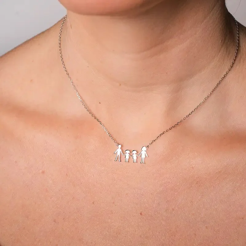 NYHET!
N&aring; har de popul&aelig;re familiesmykkene kommet i rhodinert s&oslash;lv 😍 en perfekt gave til morsdag 8. februar ❤️ 
Vi har begrenset antall per smykke 

foto: @panjewelry 
&mdash;&mdash;
#panjewelry #s&oslash;lvsmykker #familiesmykke #