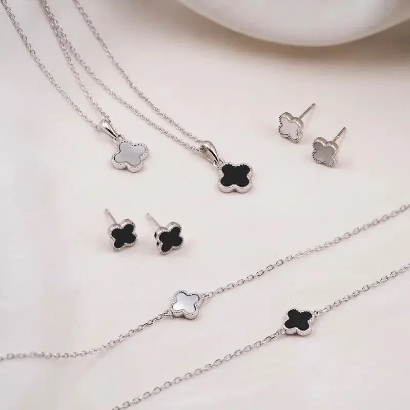 NYHET!
De popul&aelig;re kl&oslash;versmykkene har endelig kommet i rhodinert s&oslash;lv. Finnes med hvit perlemor eller sort agat.

foto: @panjewelry 
&mdash;&mdash;
#panjewelry #kl&oslash;versmykker #s&oslash;lvsmykker #domb&aring;s #gullsmedlaura