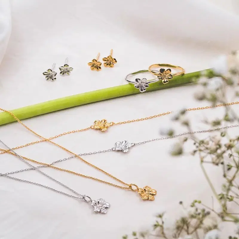 NYHET! 🌸
Blossom er en ny smykkeserie fra @panjewelry som kommer i b&aring;de rhodinert og forgylt s&oslash;lv. Serien best&aring;r av smykke, armb&aring;nd, &oslash;repynt og ring. Perfekt til v&aring;ren og sommeren 🌸

foto: @panjewelry 
&mdash;&