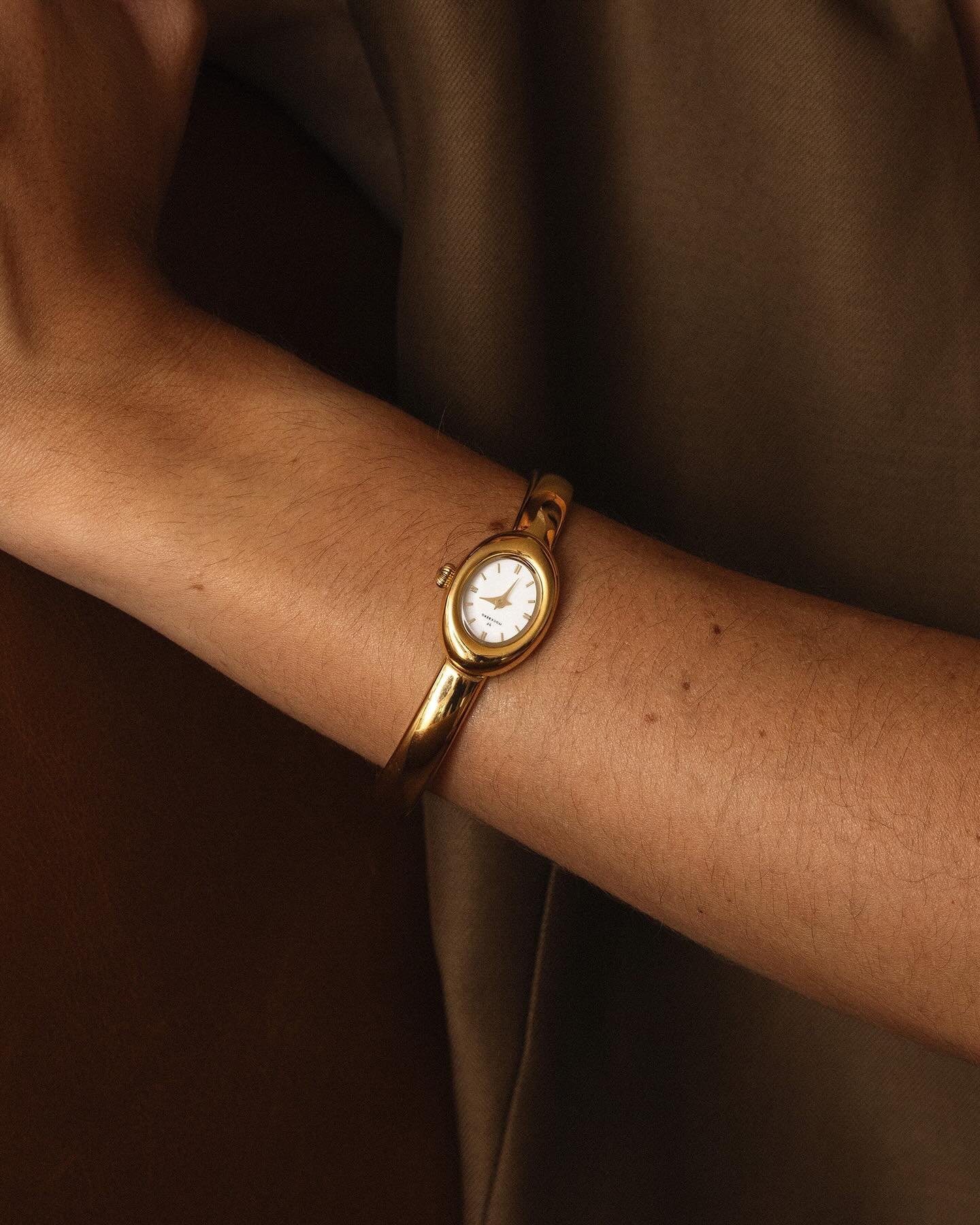 Nyhet!
Mockberg bangle watch. En tidl&oslash;s og elegant klokke i gullfarget st&aring;l. Finnes i 2 ulike str 😊