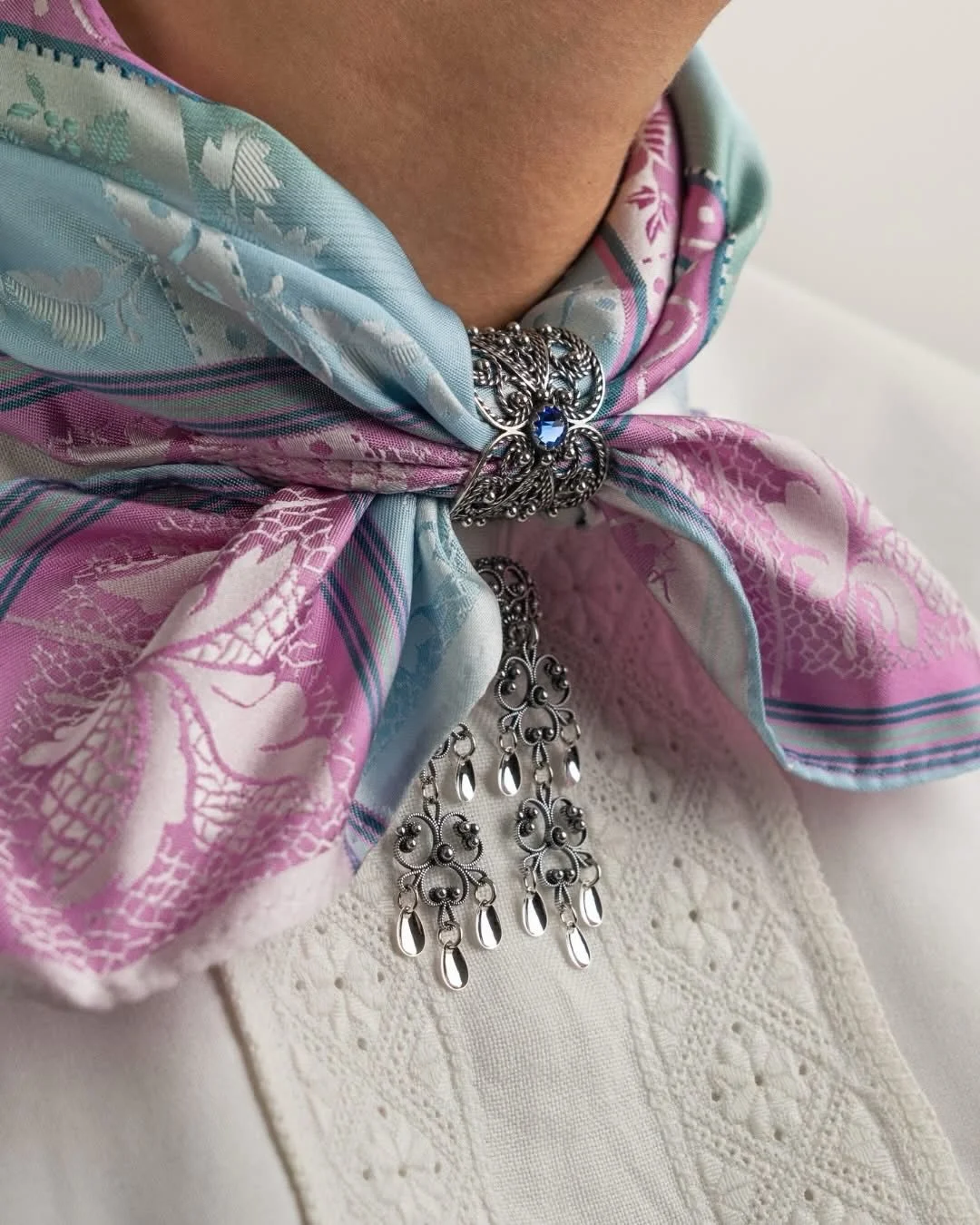 Spennende nyheter kommer snart til butikken 😍 Vi har blitt forhandler av Tyrihans silkeskjerf og vi har ogs&aring; bestilt inn de nye flotte skjerfringene fra Sylvsmidja. S&aring; n&aring; kan du pynte opp bunaden til mai 😊

foto: @sylvsmidja / @ty