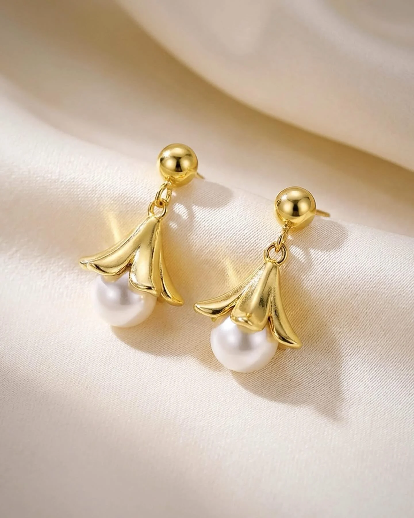 Se hva vi nettopp pakket ut 😍 Elegante &oslash;repynt i forgylt s&oslash;lv perle. Var de ikke fine!?
Pris 649,-

foto: @arnenordlie