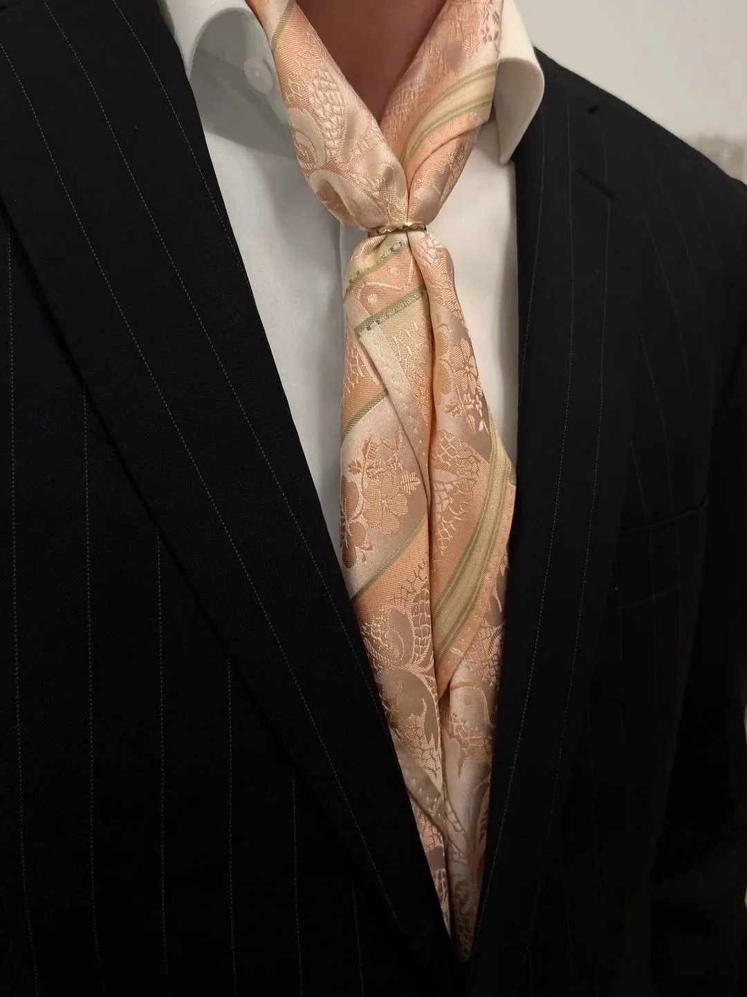 Tyrihans silkeskjerf passer ogs&aring; til herre. Kan brukes til b&aring;de dress og bunad. Vi har bestilt inn flere skjerf i dag, s&aring; snart kommer det p&aring;fyll 😍