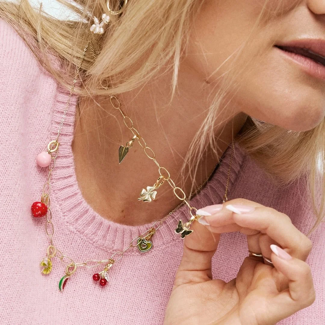 Charms og tilbeh&oslash;r har desverre g&aring;tt opp i pris. Vi velger &aring; selge alt til gammel pris UT APRIL! S&aring; v&aelig;r rask om du vil sikre deg dine favoritter til en god pris 🌸 

Velg dine favoritter og skap din egen stil ved &aring