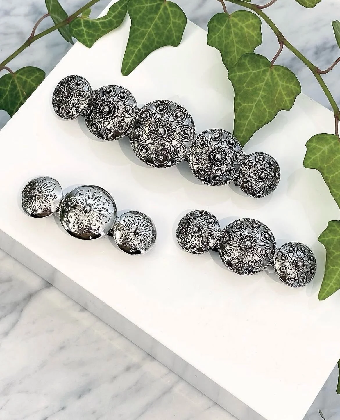 Bare en mnd igjen til 17. mai 🇳🇴
Vi har mange flotte h&aring;rspenner og klyper som pynter opp festantrekket!

&mdash;&mdash;
#noma #nomanorge #h&aring;rspenne #h&aring;rpynt #bunadstilbeh&oslash;r