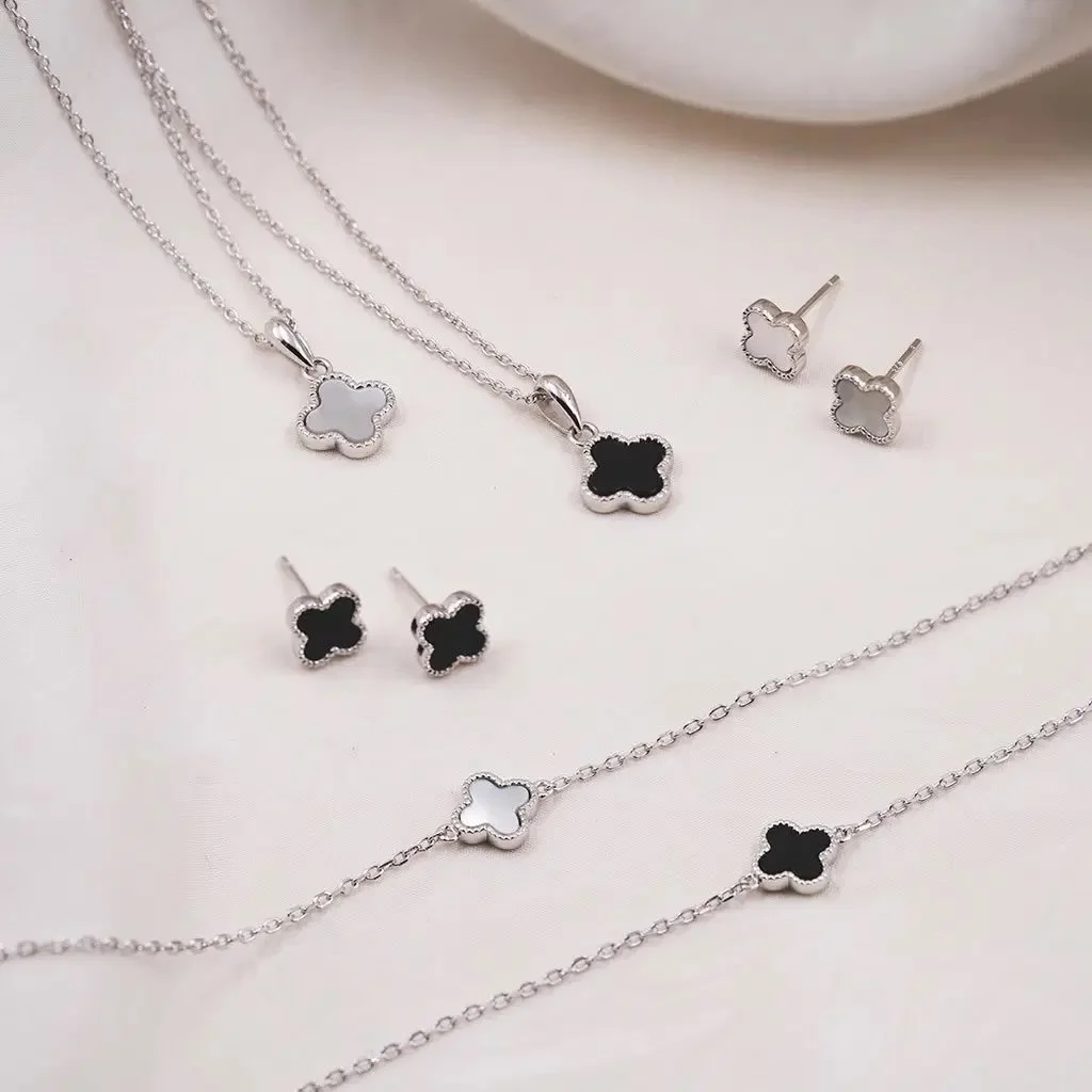 Gavetips til konfirmanten 🎁
De popul&aelig;re kl&oslash;versmykkene har endelig kommet i rhodinert s&oslash;lv. Finnes med hvit perlemor eller sort agat.

foto: @panjewelry 
&mdash;&mdash;
#panjewelry #kl&oslash;versmykker #s&oslash;lvsmykker #domb&