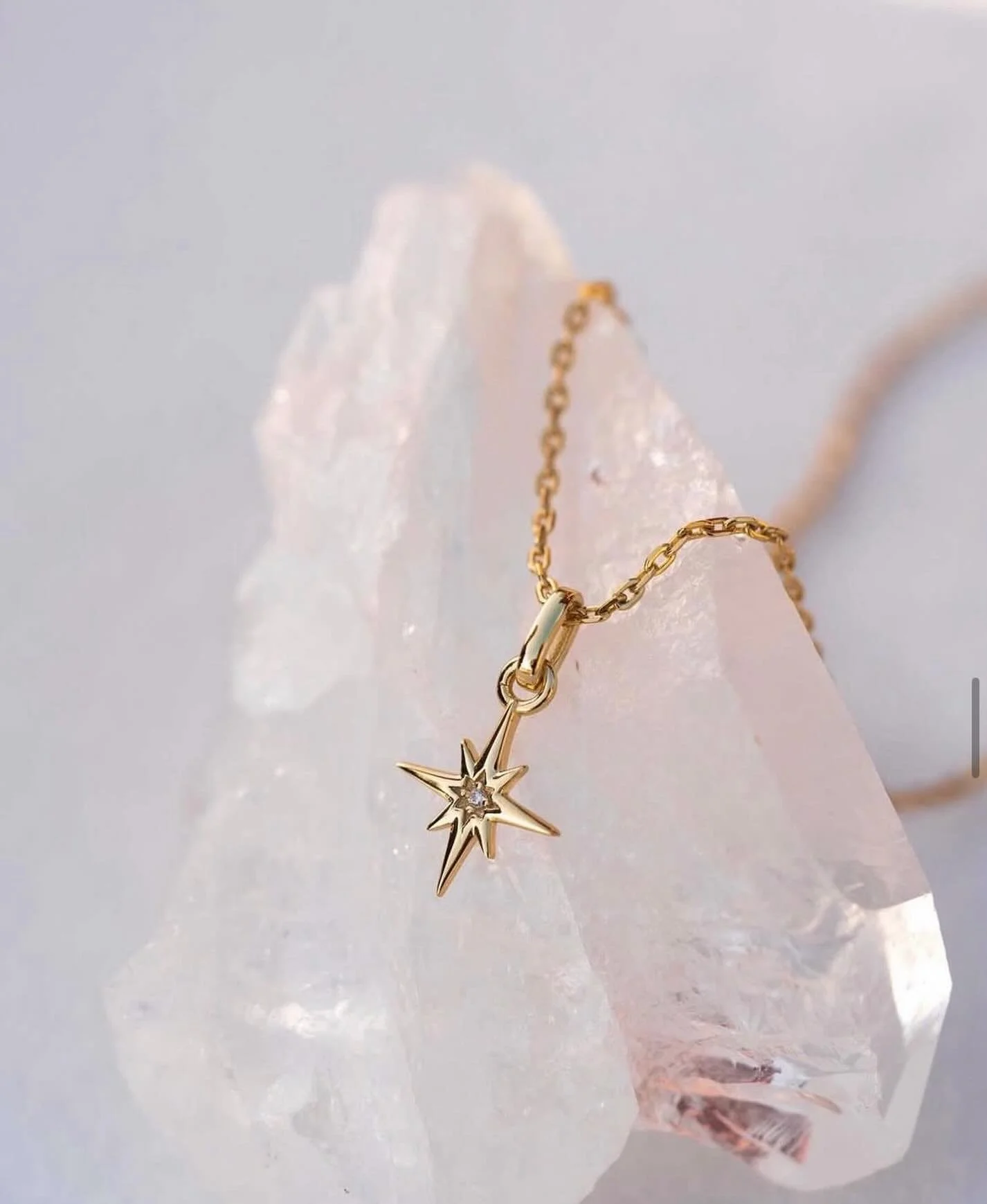 Gavetips til konfirmanten 🎁
Guiding star - Nydelig smykke og &oslash;repynt i forgylt s&oslash;lv fra serien Serenity ✨ Pris 699,-

foto: @panjewelry 
&mdash;&mdash;
#panjewelry #serenity #guidingstar #gavetips #konfirmasjonsgave