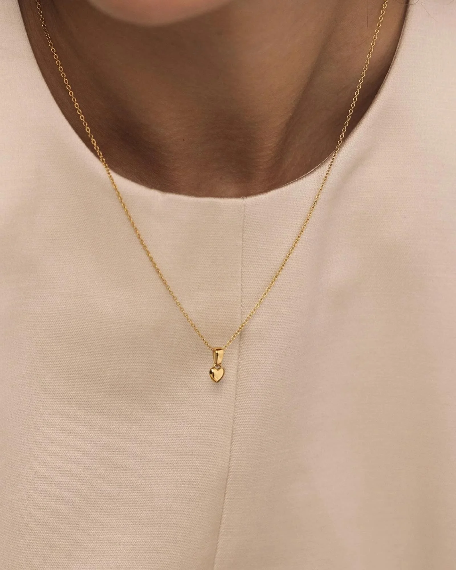 Gavetips til konfirmanten 🎁 
Sweetheart serien fra Mockberg best&aring;r av b&aring;de smykke, armb&aring;nd og &oslash;repynt. Rent og moderne design!

Laget i rustfritt st&aring;l med 18K gullfarget PVD-belegg &ndash; slitesterkt og vannavst&oslas