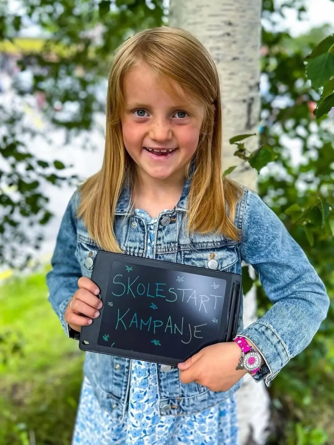Skolestartkampanje 😊
Kj&oslash;p en barneklokke fra Club og f&aring; med et LCD skrivebrett GRATIS! Velkommen innom for &aring; se v&aring;rt utvalg 😊

Gjelder s&aring; langt lageret rekker.