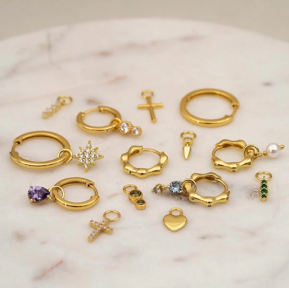 Vi har f&aring;tt p&aring;fyll av charms fra Nora M&oslash;rk! 😍 Charms i flere ulike farger og fasonger som kan henges p&aring; &oslash;reringer. Enkelt &aring; bytte for &aring; matche ditt &oslash;nskede antrekk ✨

Foto: @bygulldia 
&mdash;&mdash