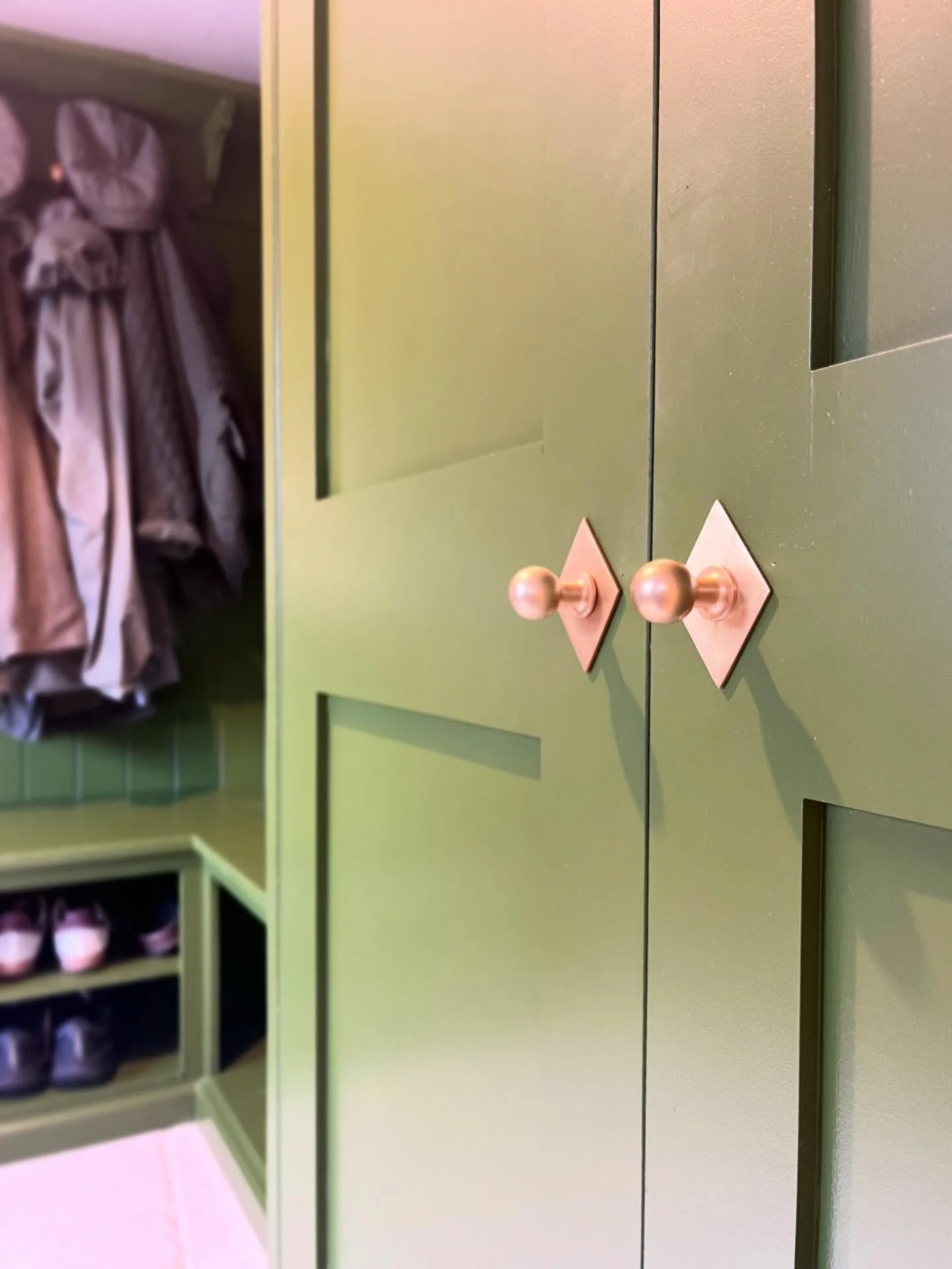 B O O T &bull; R O O M 

Happy sunny March days to you all! I just want to sack off work and go and play in the garden 😂 

Here&rsquo;s some pics of the boot room I photographed recently, with panelled walls, with shelves and hooks, and seating area