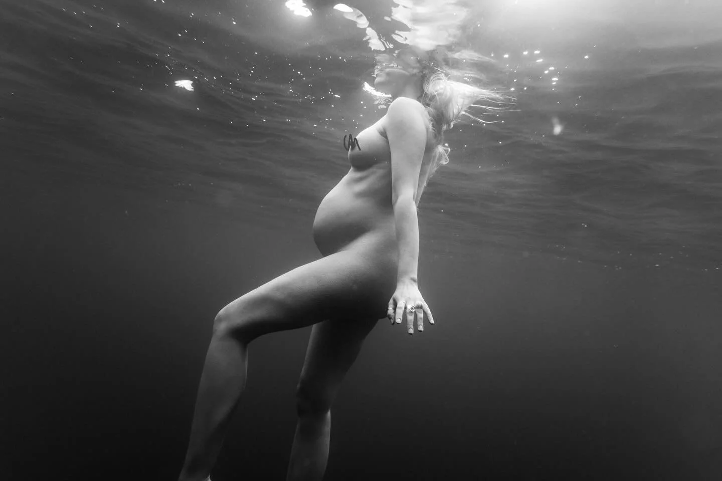 Unusual amount of pregnancy shoots in the last year 🤷🏻🙋🏼&zwj;♂️ 

#underwater #pregnancy #underwaterphoto #pregnancyphotoshoot