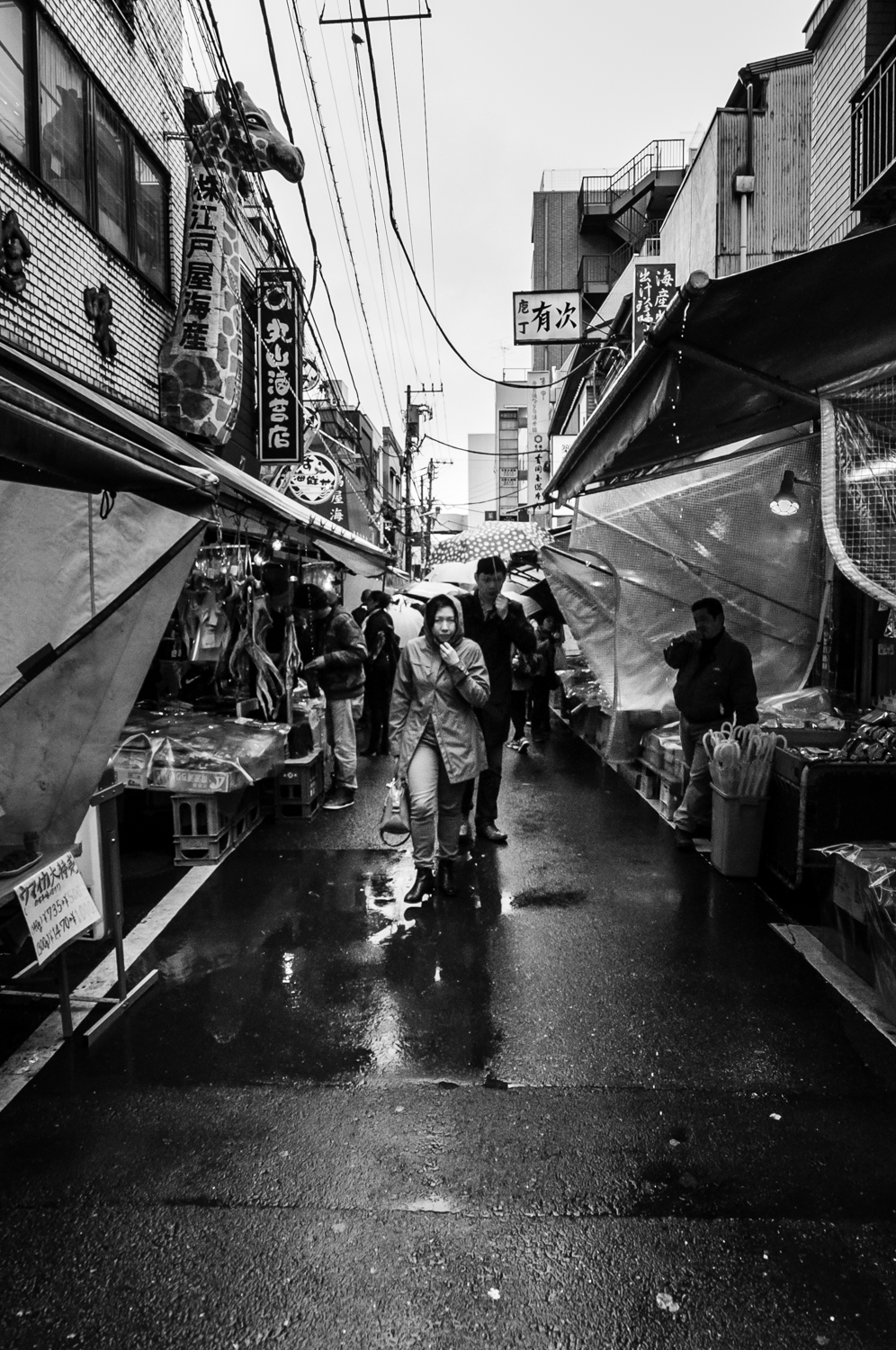 Small retail shops sell any kind of fish and shellfish, in smaller portions than the wholesale market.