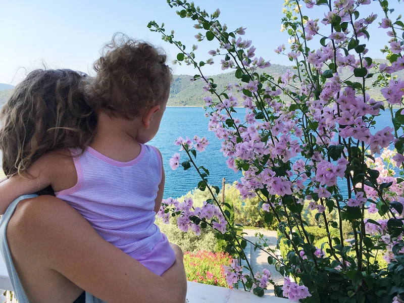 Isabel Dammermann and her daughter Ava in Euboea, Greece, photo: Jonas Kastner