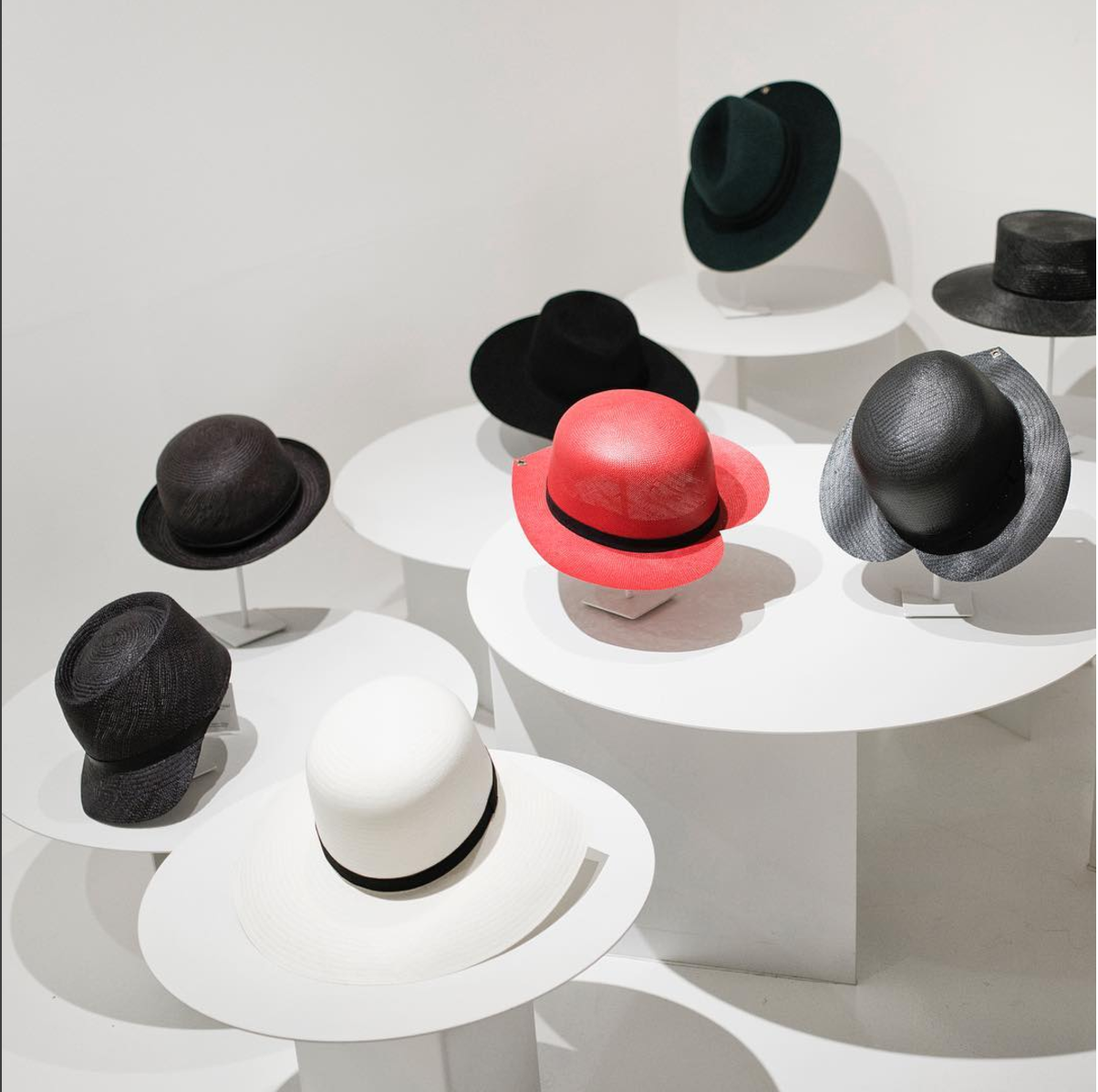 Chapeaux Ilariusss en OHMYBLUE, photo: Riccardo banfi