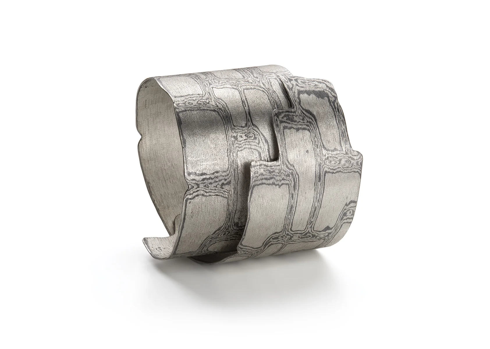 Francesca Urciuoli, "Cracked", bracelet | Mild steel, fine silver, photo: Federico Cavicchioli