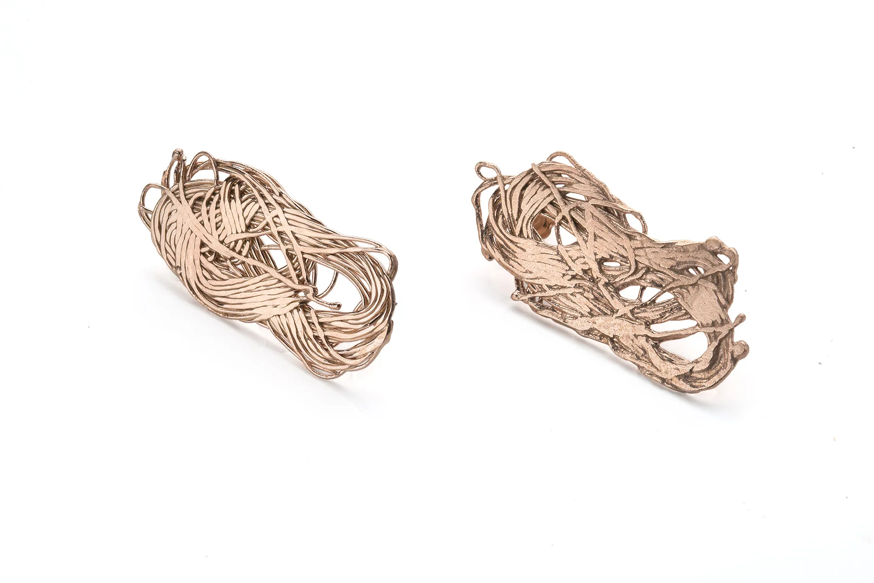 Francesca Urciuoli, "Knotting 04", earrings | Rose gold plated silver, photo: Federico Cavicchioli