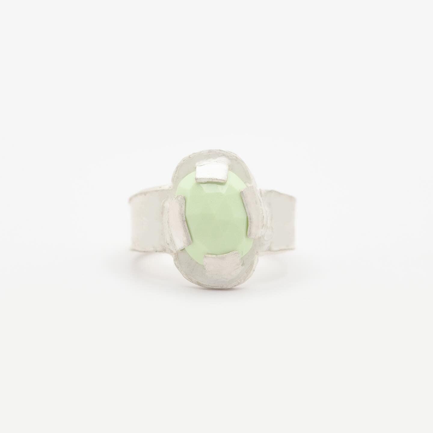 A #classicnotclassic silver solitaire by @stefanieverhoef with a lemon chrysoprase. 
.
.
.
#venice #ohmybluegallery #uniquering #offshootring #jewelrygallery #contemporaryjewelry #arttowear #futureheirloom #jewelrydesigner #contemporaryjewellery #Gio