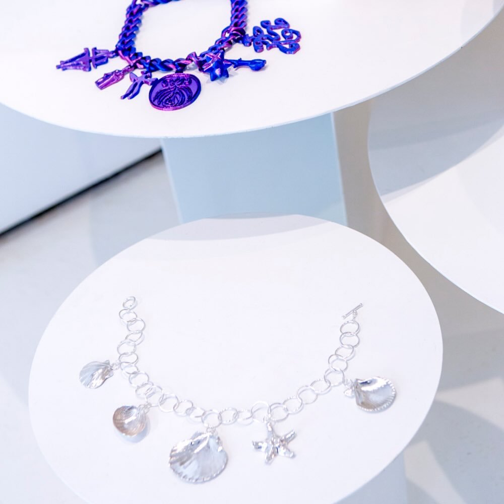 VENUS CLUB, the display 🎨 🪸
@a.d.d.o.s.s.o 🔗 @___scottature___ 
.
.
.
#contemporaryjewellery #goldsmiths #artjewellery #gioielliunici #jewelrydesigns #gioiellocontemporaneo #gioielliartigianali #metalart #artandcrafts #smallgoodthings #womenowned 