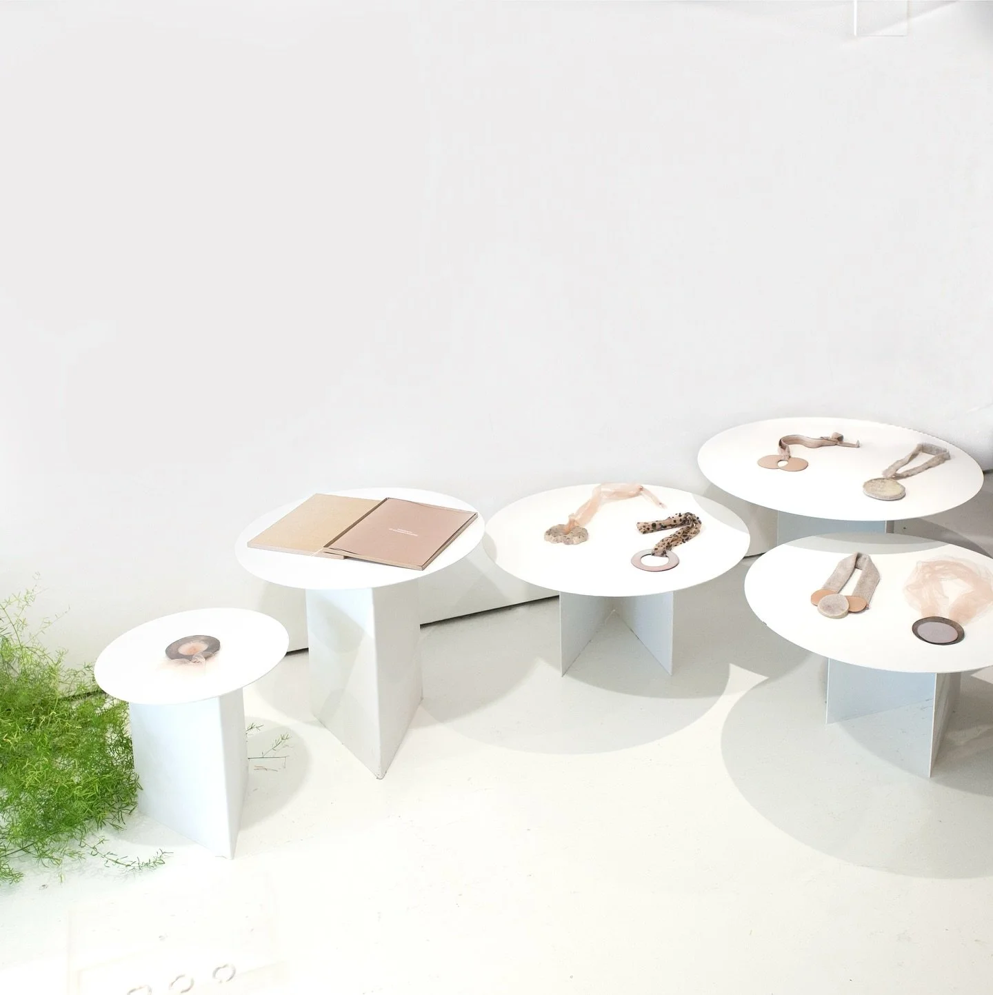 ISLAND 6 by @isabel_dammermann is over but you can still find her pieces from the Portraits of an inner universe series here at OHMYBLUE 
.
.
.
#contemporaryjewelry