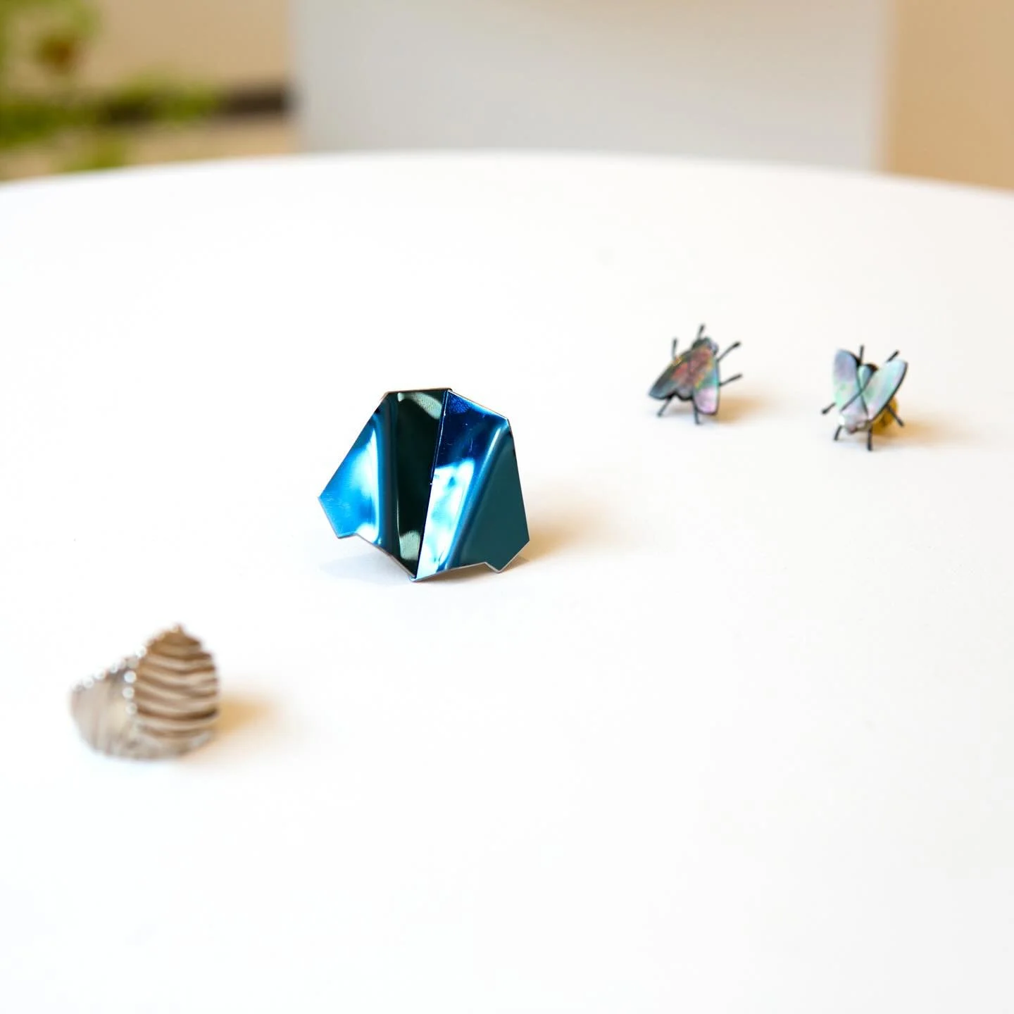 Morning report from OHMYBLUE 
.
.
.
#unique #design #erinni #blue #flies #venice #contemporaryjewellery #joyas #pin #brooch #ring #juliawalter #florianmilker #nature #wings #motherofpearl #venice #ohmybluegallery #arttowear #futureheirloom #jewelryde