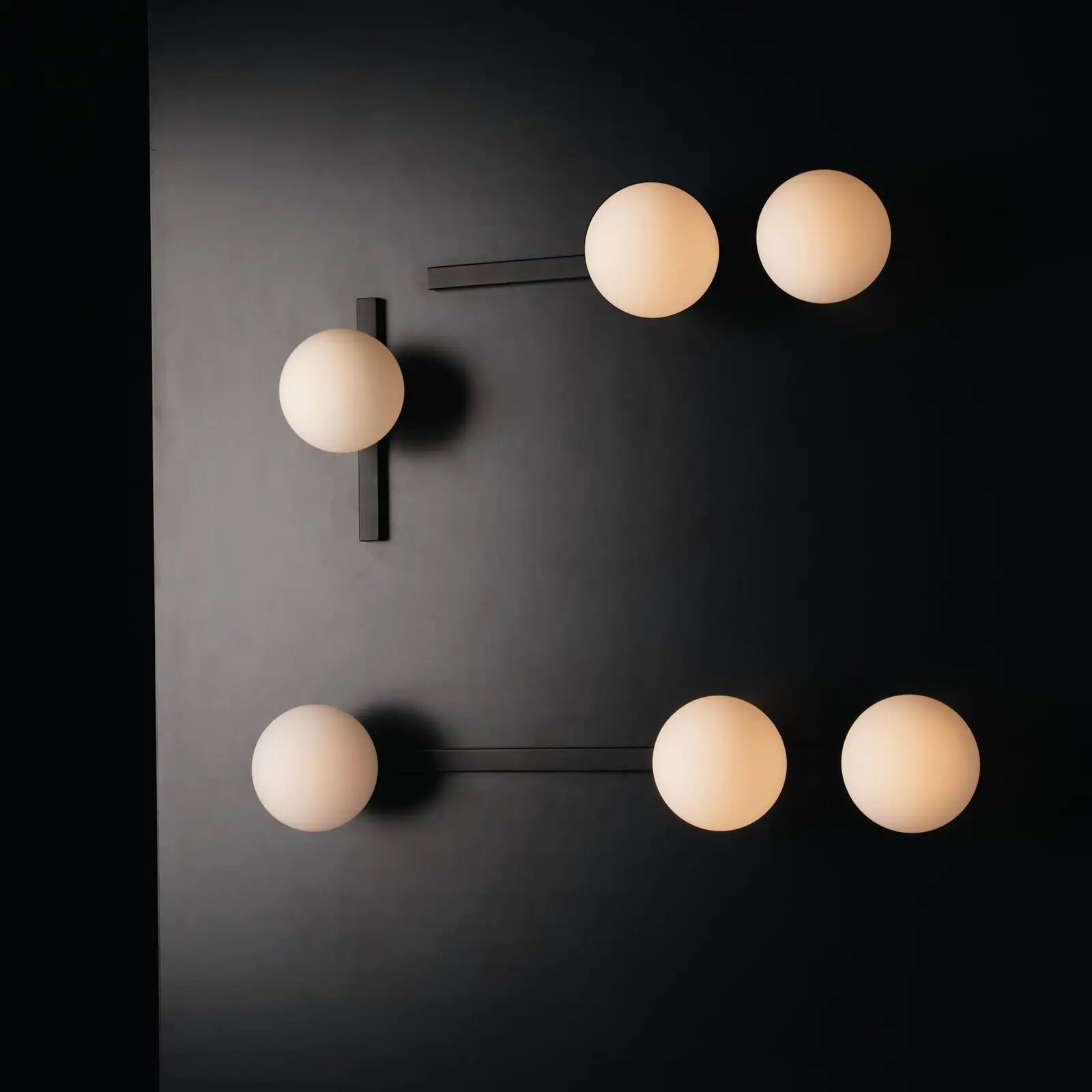 chic_globe_wall_sconce_lausanne