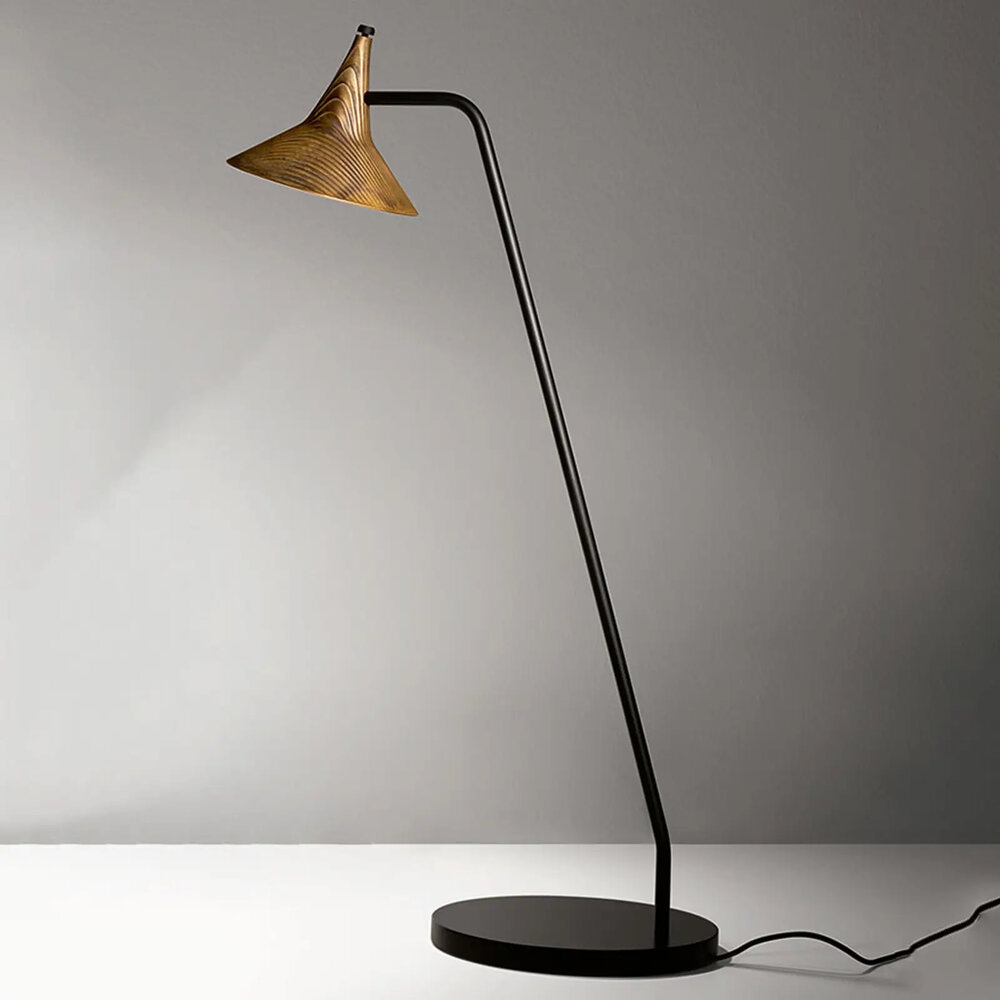 textured_brss_table_lamp
