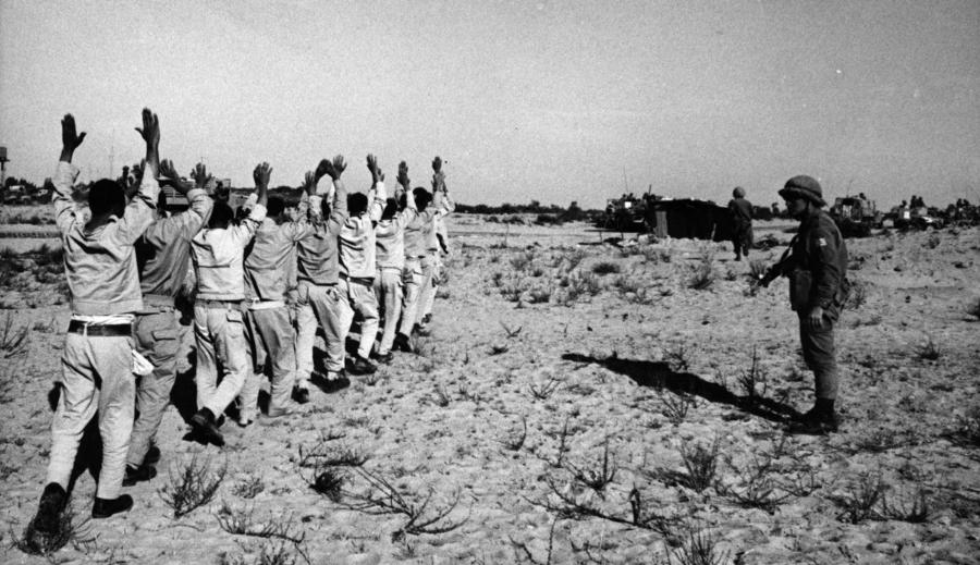 6 Gün Savaşı'nda İsrail Ordusu tarafından esir alınmış bir grup Mısır askeri -1967