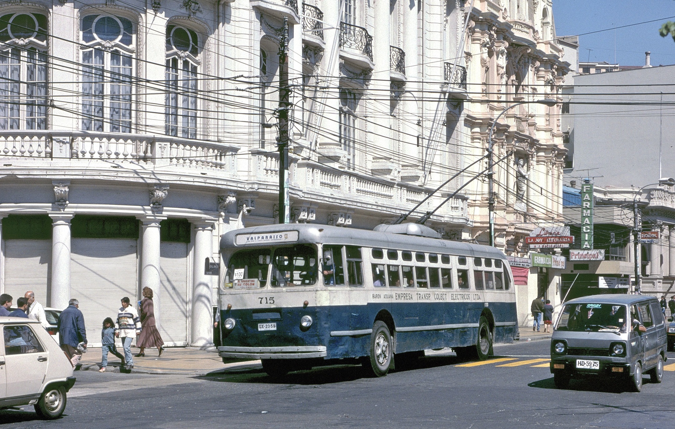 Valparaiso'da darbe dönemlerinden kalma, günümüzde hala kullanılan tröleybüsler