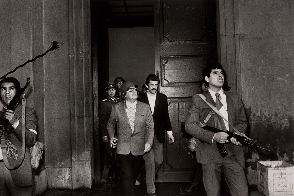 Pinochet'e bağlı Faşist kuvvetler Başkanlık Sarayı'nı sardıktan sonra, Allende'nin hayatını kaybetmeden hemen önceki son fotoğrafı.