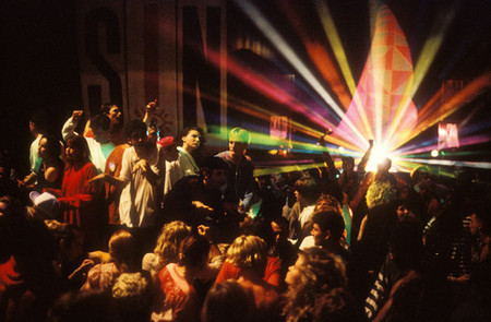80'lerden bir Rave. İnsanların hal ve tavırlarına bakarak daha saatin çok erken olduğunu söylemek yanlış olmaz.