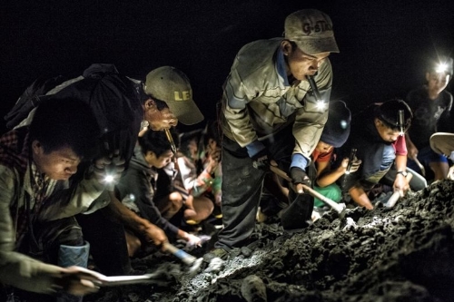 Burma'nın yeşim ve yakut madenleri ekonomisinde önemli paya sahip. 