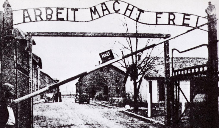 Levi'nin de tadına baktığı, 1.1 milyon insanın katledildiği Auschwitz Toplama Kampı'nın girişlerinden biri. Takta "Arbeit Macht Frei" yazıyor, yani "Çalışmak Özgürleştirir". 