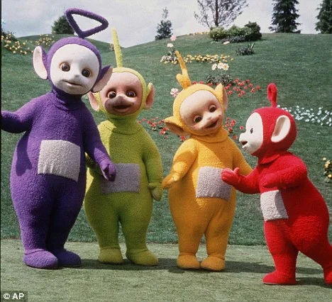 "Tinky Winky! Dipsy! La la! Po! Teletabiler. Teletabiler. MERHABA deyin! İnsanın hepsini Gübre diye öğütesi geliyor."