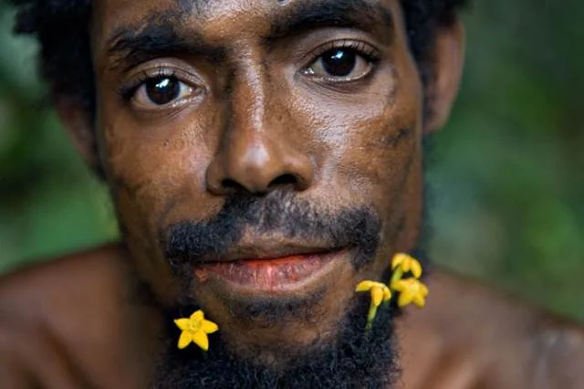 "Bir aydan fazla bir süredir insanlarla konuşmadığım kafama dank ediyor. Gayet güzel gidiyor. Başkalarına söylenecek o kadar laf varken, ben bunların bir tanesini bile söylememişim. Aslında söylenecek pek fazla bir şey olmadığının canlı kanıtı benim…