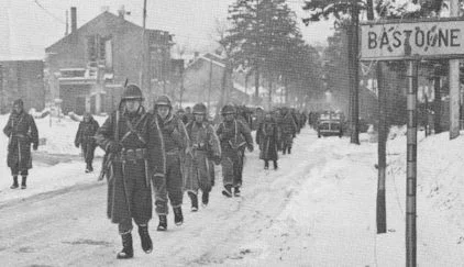 Arden saldırısının kalbinde yer alan Bastogne kasabası romanda da önemli bir yere sahip. Düsseldorf'un babası Bastogne'de öldürülmüş. 