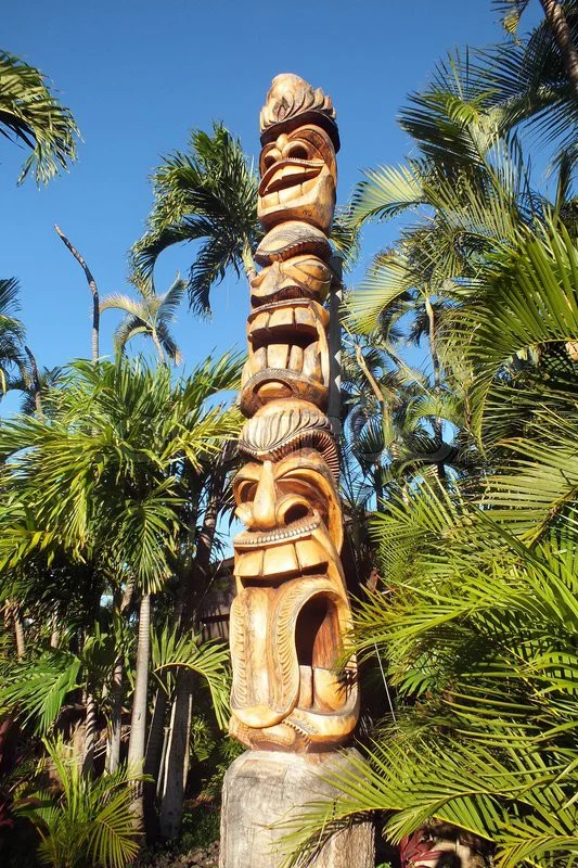 Doppler'in babası için yapacağı anıt totemde babasının mezarına taşıdığı müzik yumurtaları, kendisi, oğlu ve Bongo var.