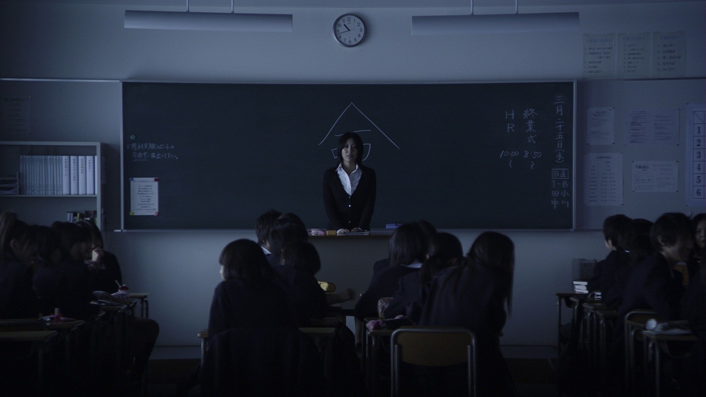 Morigoçi'nin arkasında Japonca "Hayat" yazmaktadır. Görsel romanın beyaz perde uyarlaması , 2010 yılında yabancı film dalında Oskar Adayı olan Kokuhaku (2010, Nekaşima) filminden