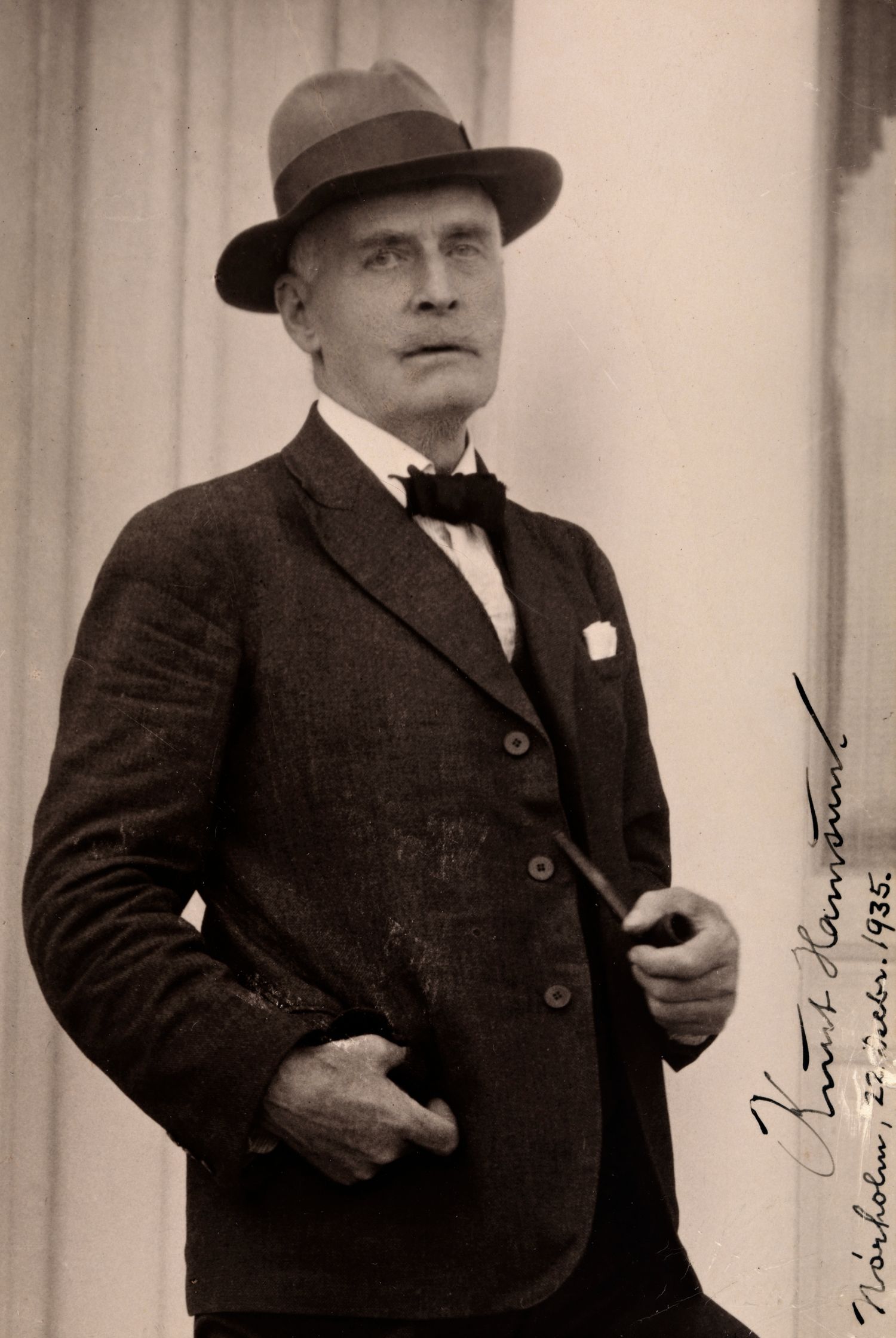 Knut Hamsun (1859-1952) - Knud Pedersen olan adını değiştirmiştir.