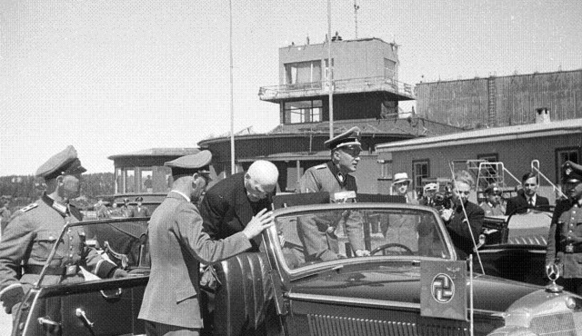 Hamsun, 1943'teki Almanya ziyaretinde Hitler ile de buluşmuştu.